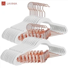 Rosegold sametist riidepuud